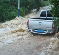 一车被洪水冲出十多米 村民党员用木棍搭出“生命桥梁”成功施救