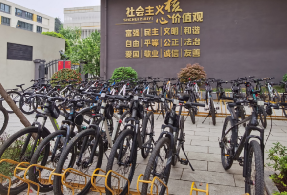 “要早点上学去，不然抢不到车位！” 长沙一中学门口开辟学生专属停车位