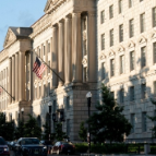 美国一季度经济环比萎缩0.2% 关税政策不确定性拖累增长