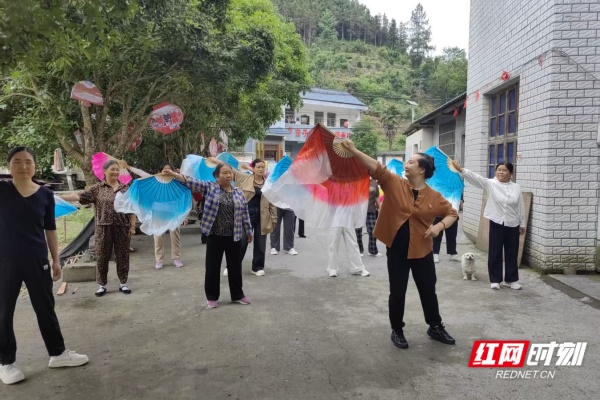省舞协教授村歌《凤鸣东子山》舞蹈.jpg