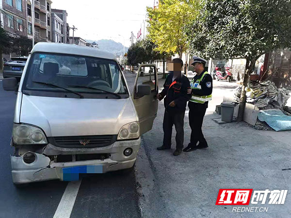 新邵交警龙溪铺中队查获一起报废面的车.jpg
