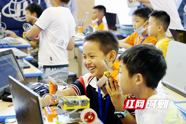 6月27日，双峰县曾国藩学校，参赛选手在调试电脑。_副本.jpg