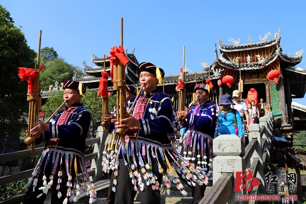 5.身着盛装的侗族群众向游客表演侗族迎亲仪式。.jpg