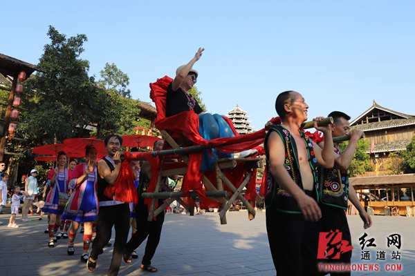1.游客在体验侗族“抬新娘”民俗活动。.jpg