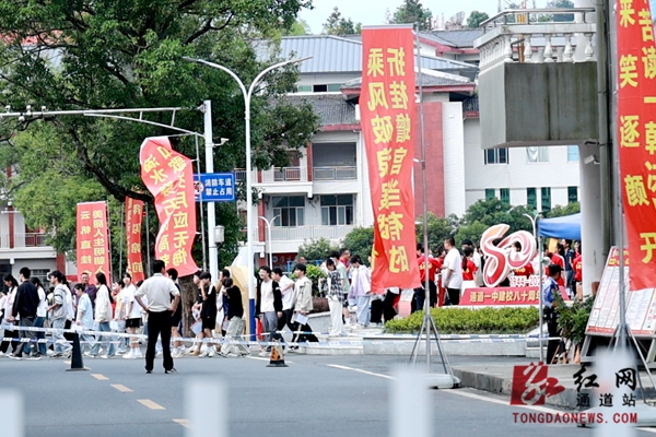 高考首日 多部门联动为学子“保驾护航” (11).jpg