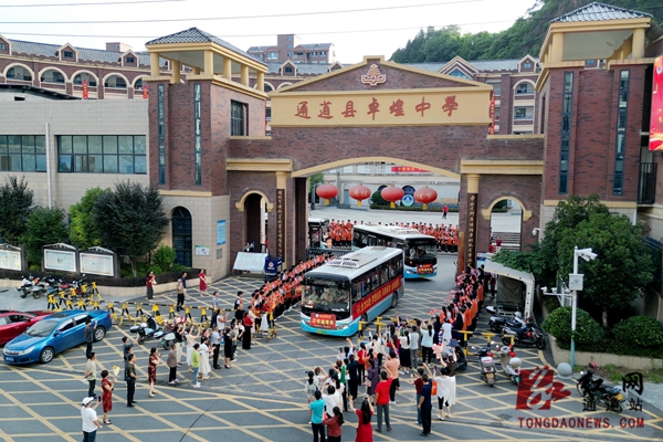高考首日 多部门联动为学子“保驾护航” (2).jpg