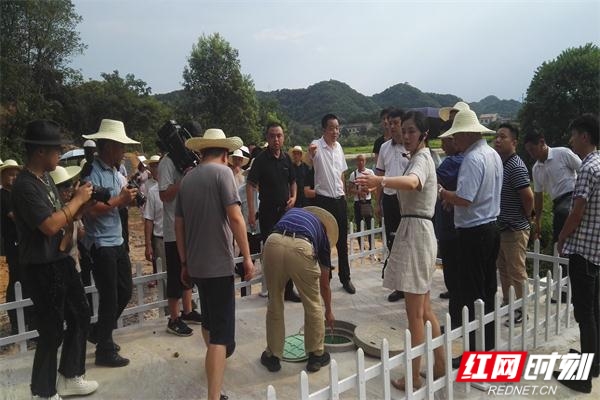 观摩嘉树村30户受益的最大联户厕所.jpg