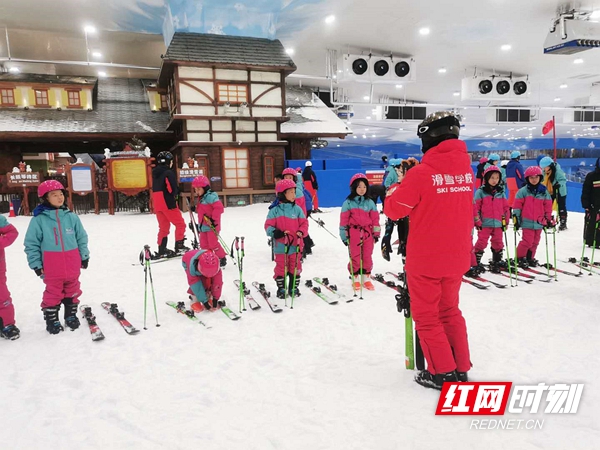 湘江欢乐城欢乐雪域推进冰雪运动进校园
