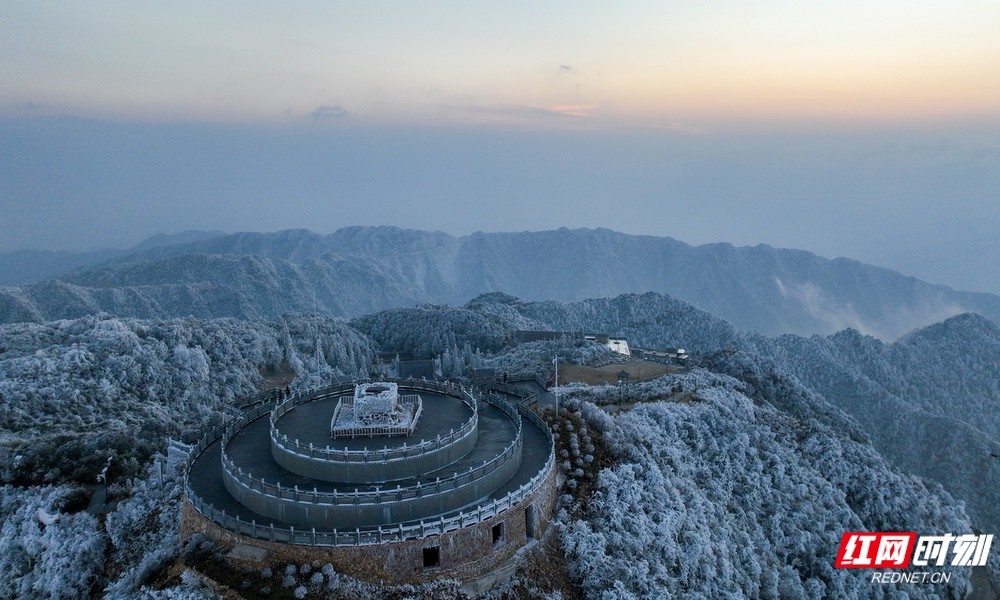 郴州回龙山迎今冬第一场雪,游客看晚霞雪景围炉煮茶_湖南文旅_旅游
