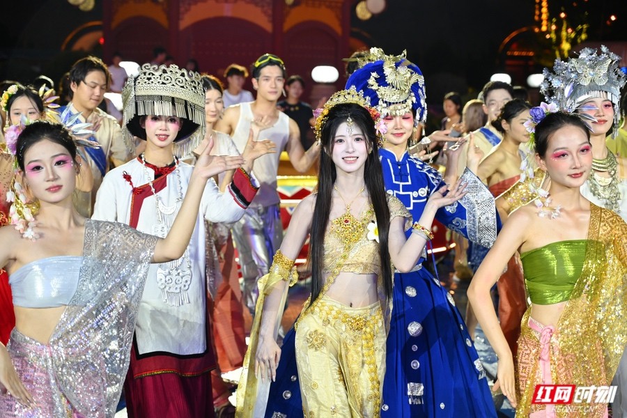 3 民族联欢.jpg