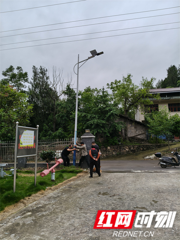 安装路灯.jpg 安装路灯.jpg