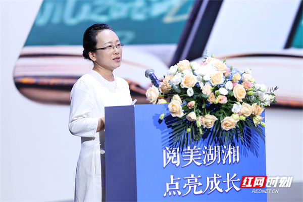 全国优秀教师、长沙市芙蓉区大同小学校长朱爱朝在“名家领读”环节发言.jpg