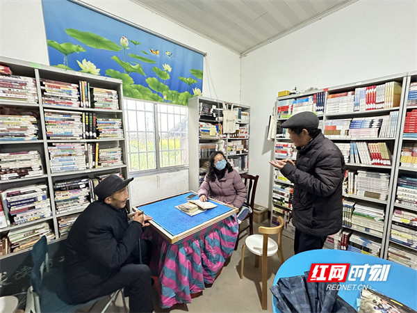 4刘茂云老师与前来书屋看书的群众交流.jpg