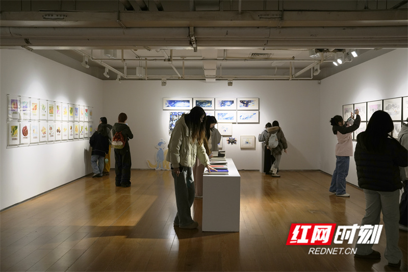 观众看展1.jpg