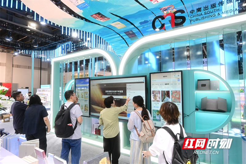 逛书博会湖南展区 感受“ AI+出版”深度融合魅力