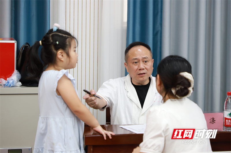 张涤给教师家属问诊.png