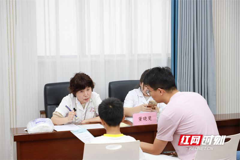 董晓斐给学生问诊.png