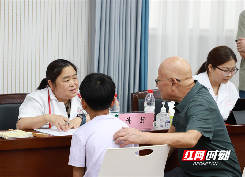 谢静医生给学生问诊.jpg