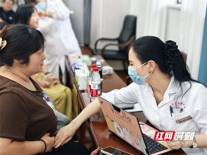 刘林券给老师问诊.jpg