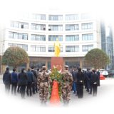 毛主席金像下，我们同缅怀