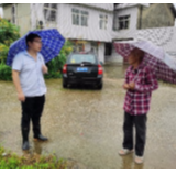 暴雨下的关爱 把群众的冷暖安危挂心头