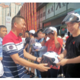 爱心企业赠头盔 安全出行记心间