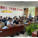 “一盔一带”进驾校  上牢交通“安全锁”