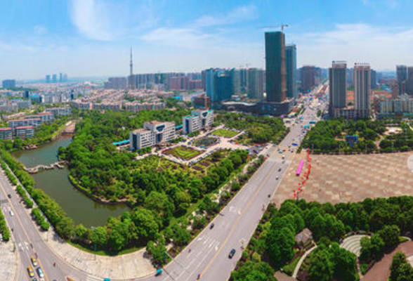 开福区市政设施维护中心对东风路、营盘路等进行维护