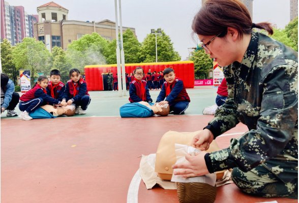 把心肺复苏术纳入中学生军训，开福区普及突发急救技能