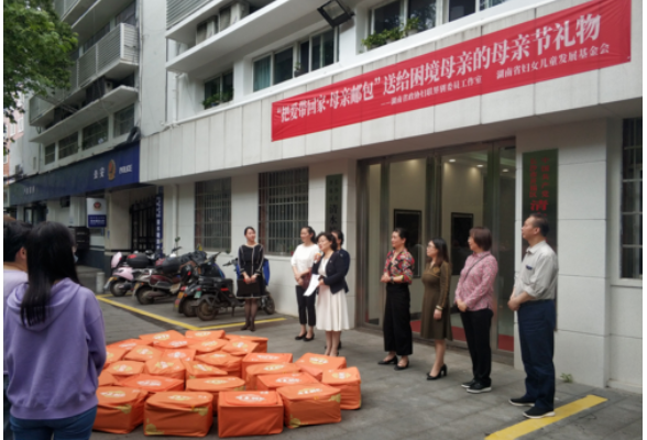 为民办实事，爱心送母亲 