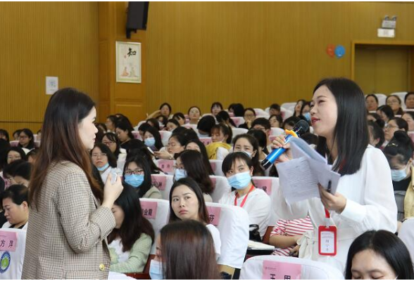 重视心灵力量 教师集体“充电”学技能