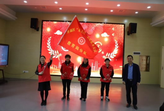 多项获奖辛劳报 五老授旗别样红