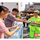 夏日炎炎 有你真甜 | 爱心企业为环卫工人送清凉 点滴关怀润心田