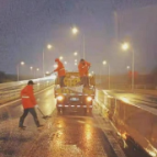 浴“雪”奋战  长沙天心区力保湘府路大桥安全畅通