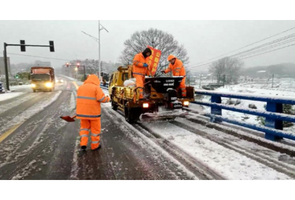 长沙县:7个督查组出动 全力保障低温雨雪天气道路畅通