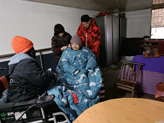 助人为乐“肚子缝纫姐” 寒冬腊月暖人心