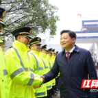 付旭明率队看望慰问坚守岗位一线的劳动者