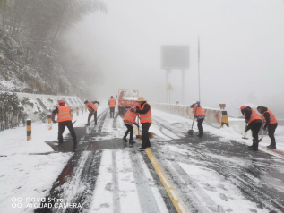 抗冰除雪保安畅 长沙公路在行动