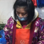 新春赶路人 | 除夕夜最后的坚守 只为守护舌尖上的“年味”