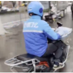 新春赶路人 | 00后外卖小伙过年还在努力送餐 “看着别人团圆其实我也很开心”