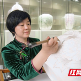 “智”汇长株潭①丨黄小玲：“瓷女”匠心 “玲”气闪耀