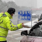 长沙启动低温雨雪冰冻灾害Ⅲ级应急响应 下班路上暴雪持续