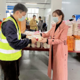 暖心!370份热腾腾的盒饭送给长沙方舱医院建设者