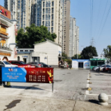 车辆乱停堵路垃圾车被“露宿街头”？网红夜市一道道闸“卡”住脏乱差