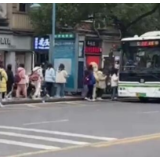 视频 | 大学生排队坐公交 队伍再长也绝不开二队