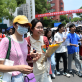 视频 | 考生们走出考场 收到“一举夺魁”的祝福
