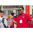 视频 | 老师和考生一一击掌 藏在手心的，是不由分说的爱