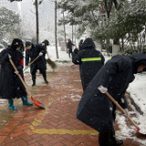 党建引领聚合力  铲雪除冰保安全