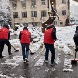 铲雪除冰保畅通 不畏严寒暖民心