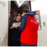 敲门入户送平安 把好社区安全关